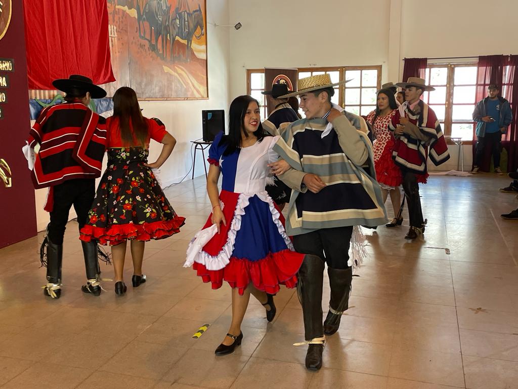 Liceo Mistraliano de Paihuano conmemora los 212 años de la patria con masivo acto cívico