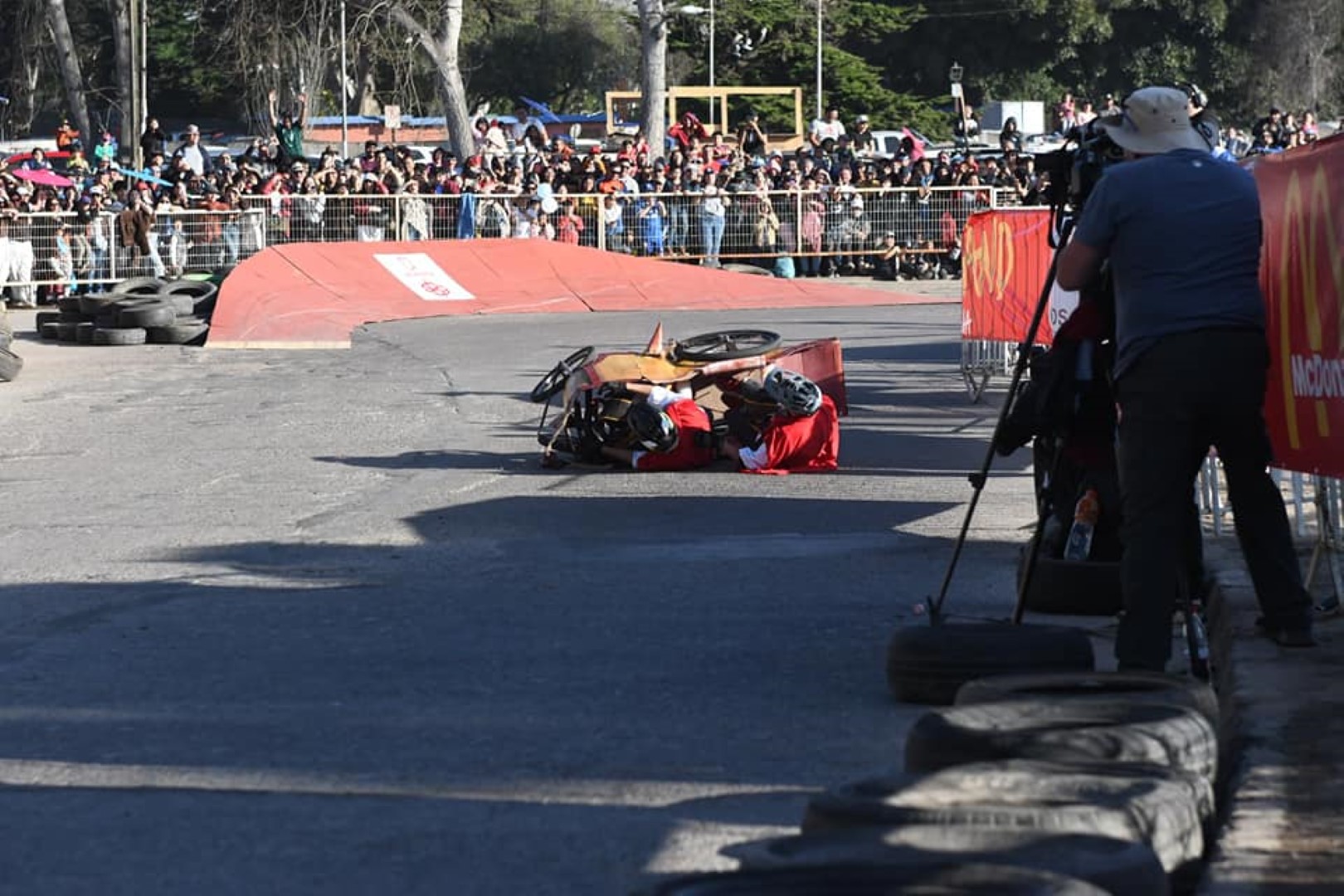 Carrera de Carros Locos celebra su décima edición en La Serena con récord de asistencia y emoción desbordante