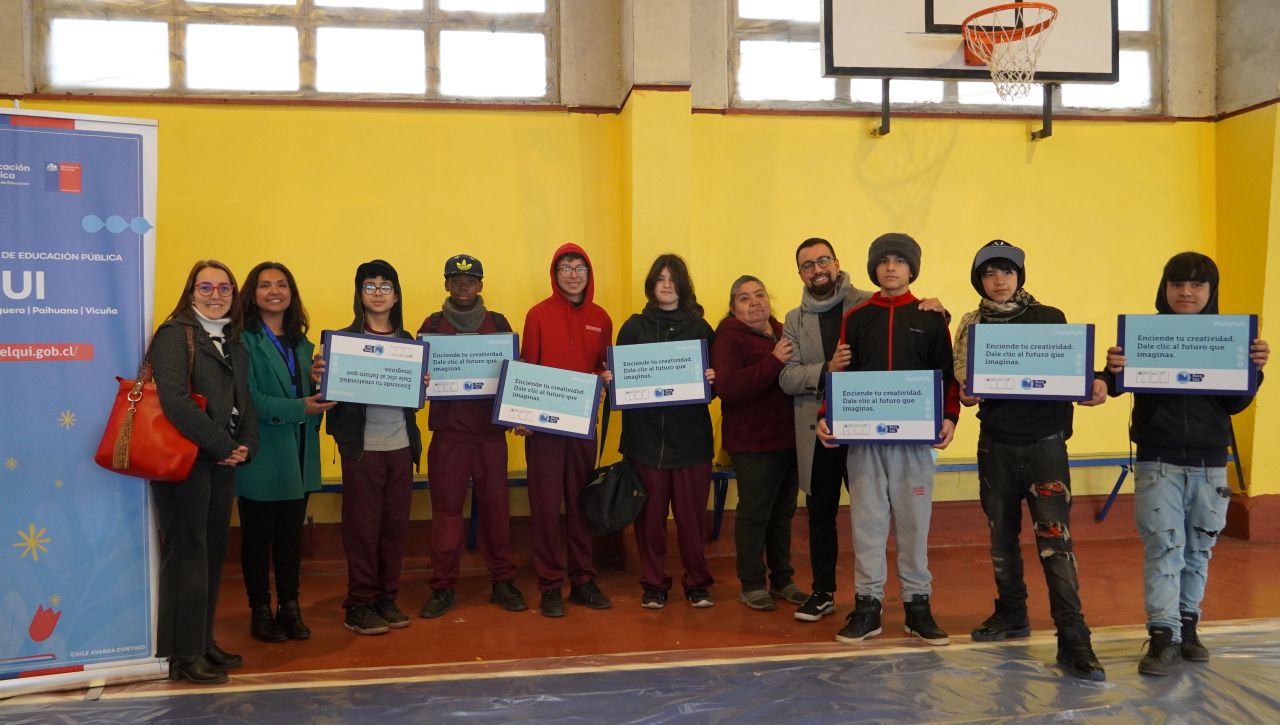 1.464 estudiantes de La Serena reciben computadores para fortalecer sus aprendizajes