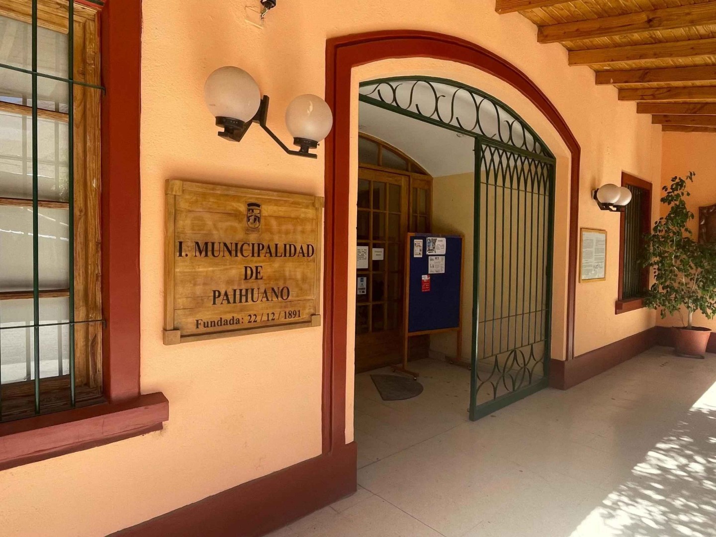 Pareja de funcionaria que denunció a Alcalde de Paihuano, demandó al municipio por más 80 millones