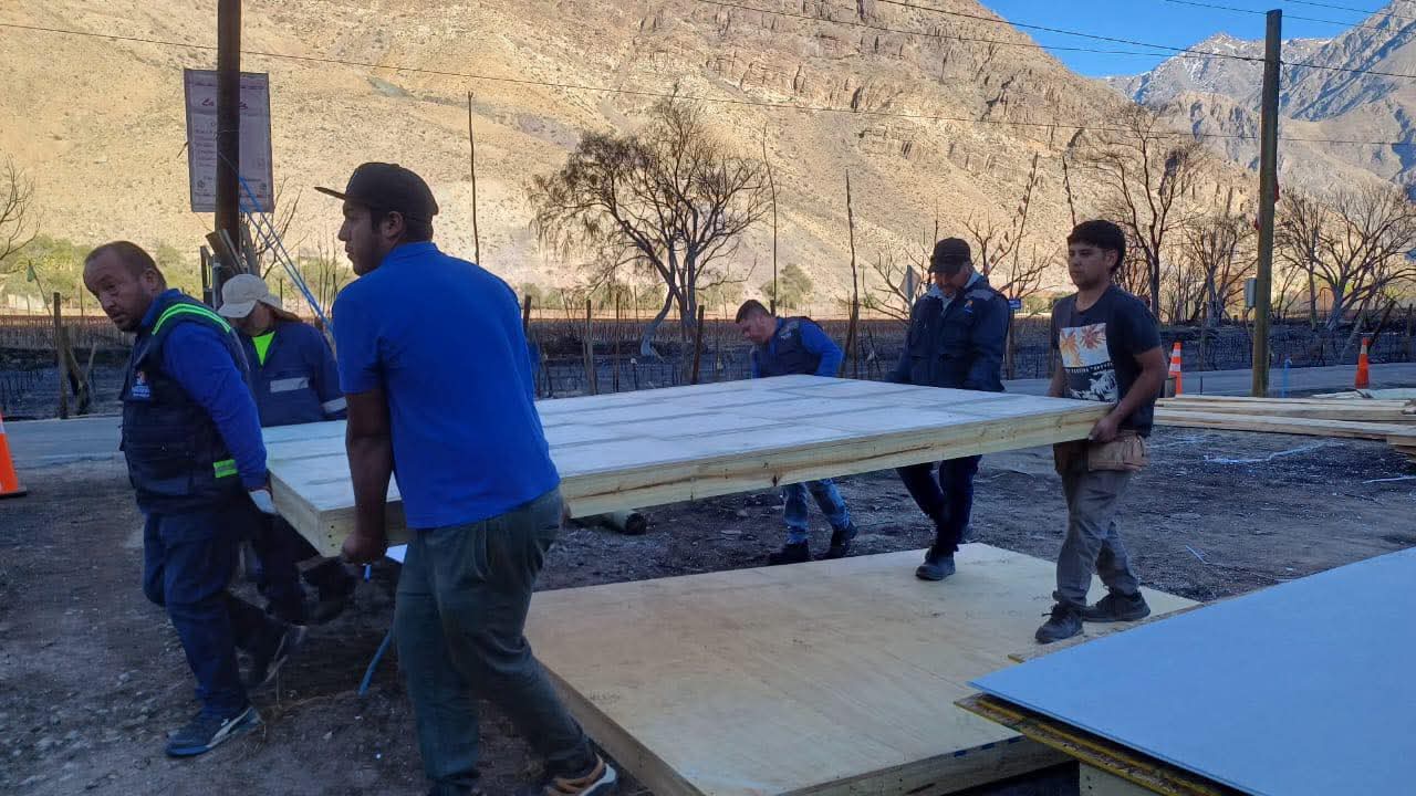 A menos de una semana del incendio, llegan las casas de emergencia a Paihuano