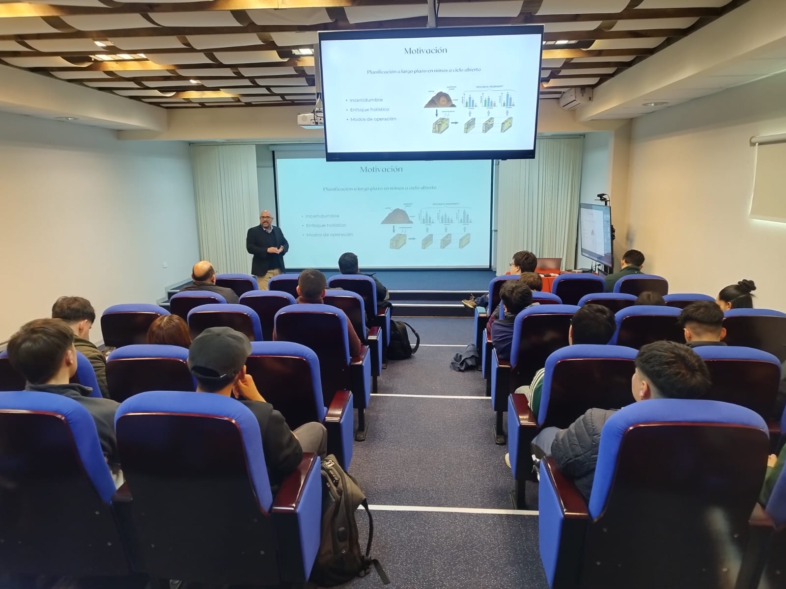 Estudiantes de Ingeniería conocen las últimas tendencias y tecnologías en investigación operativa