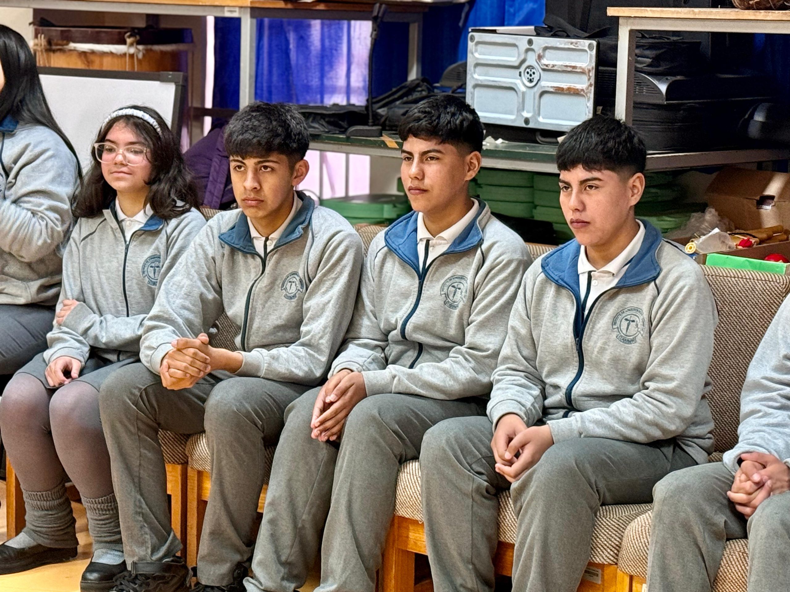 Estudiantes fortalecen sus competencias digitales y ciudadanas en conversatorio intergeneracional en Coquimbo