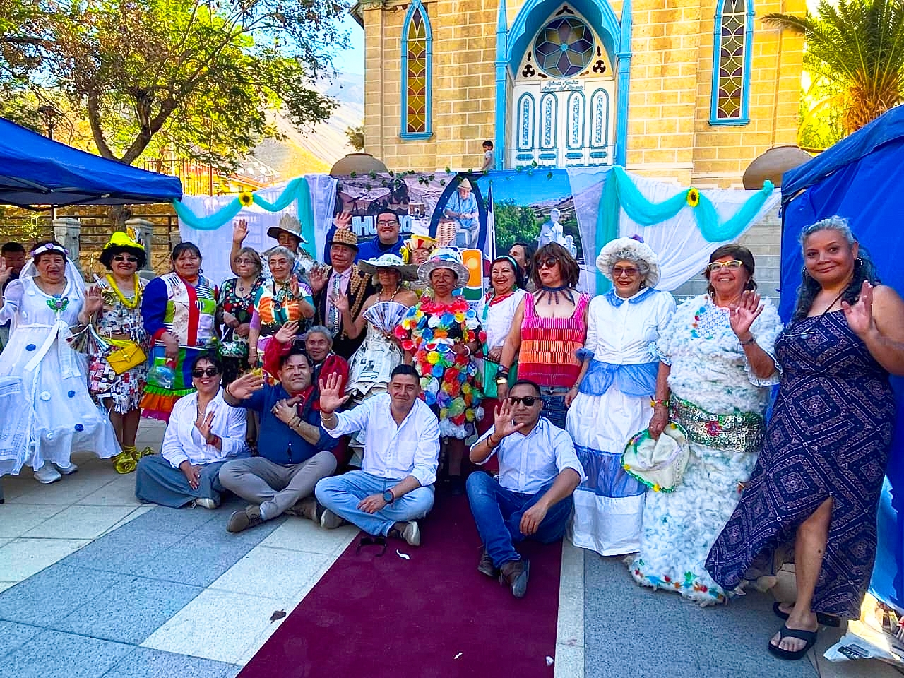 Adultos mayores de Paihuano se lucieron en desfile de moda reciclable
