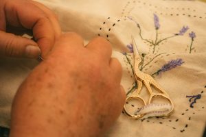 Cultivar la memoria exposición de bordados revive el legado Mistraliano a 80 años del Nobel