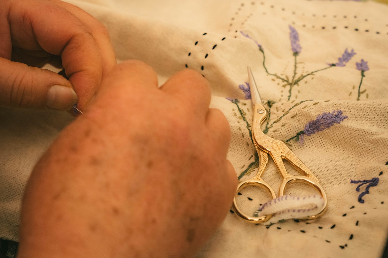 Cultivar la memoria exposición de bordados revive el legado Mistraliano a 80 años del Nobel