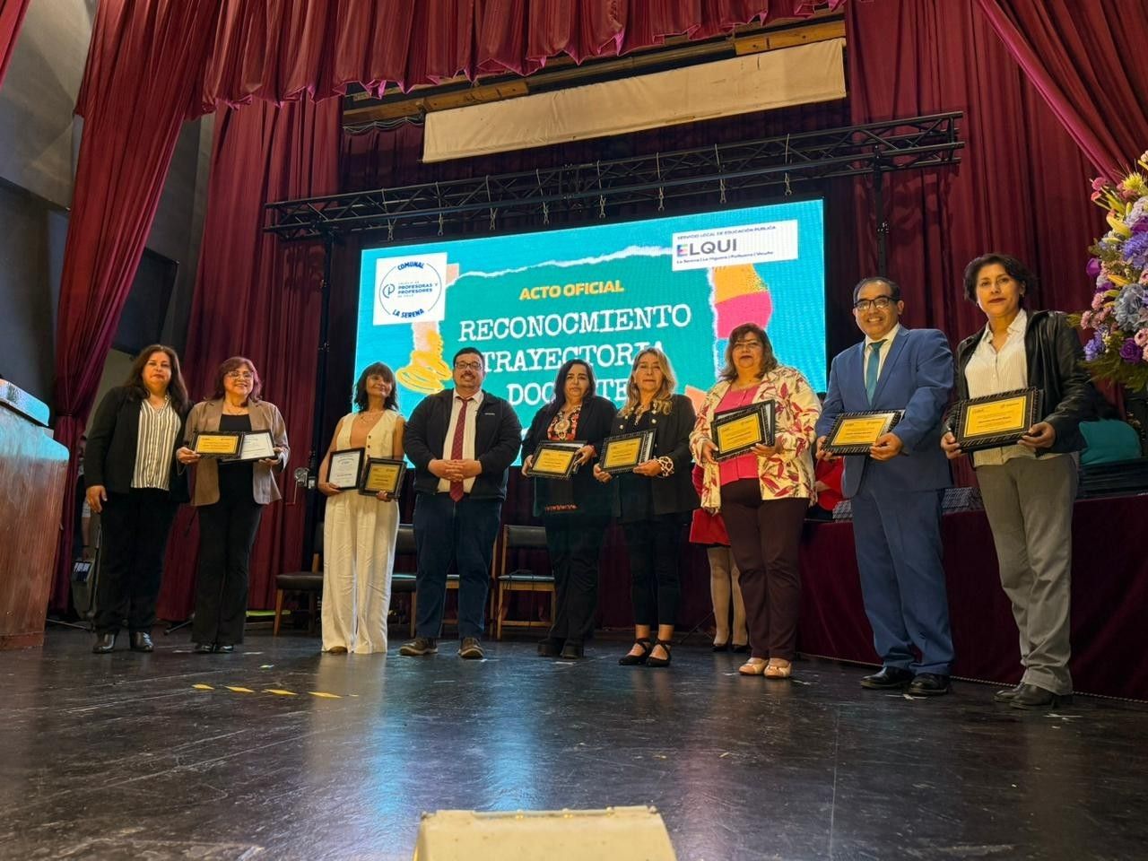 Distinguen a docentes con más de 30 años de trayectoria en La Serena