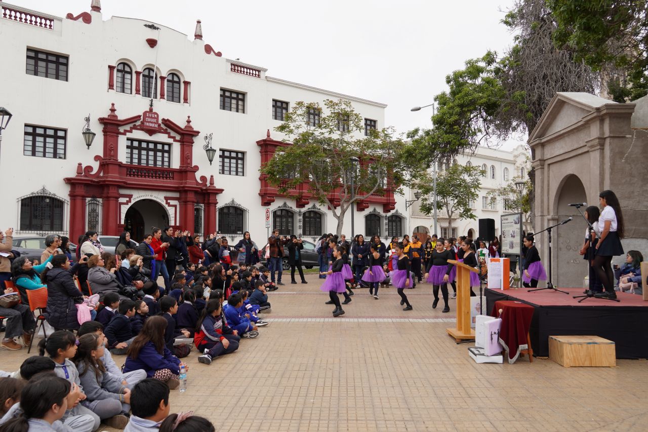 Escuelas y Liceos de La Serena rinden homenaje a Gabriela Mistral con poesía, canto y danza