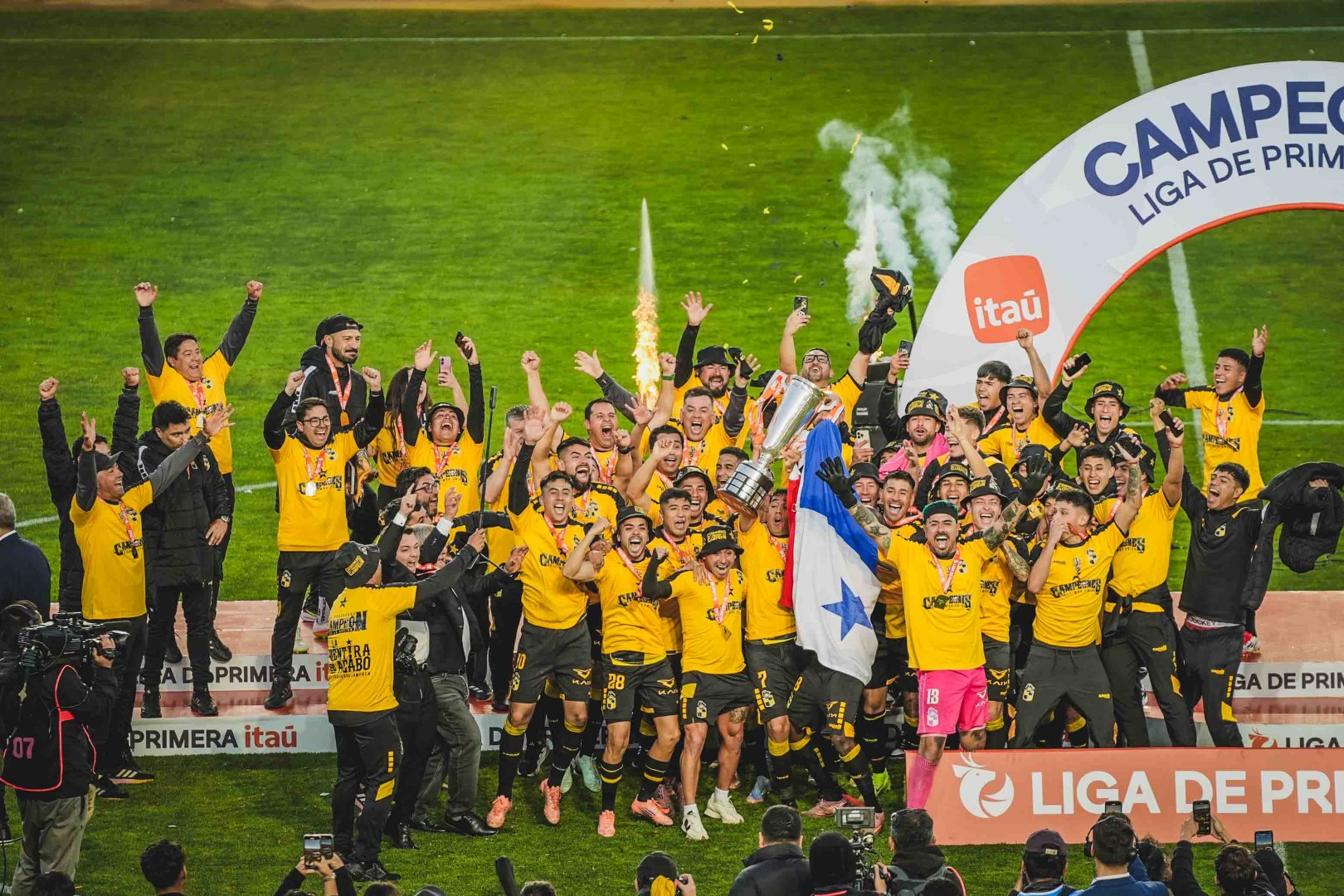 Primera estrella para los piratas: Coquimbo Unido domina y celebra su legado.