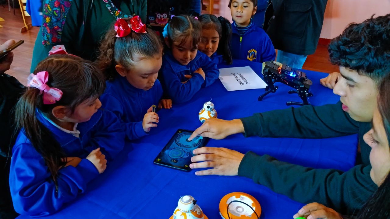 Colegio Javiera Carrera de La Serena realizó su Primera Feria Científica para reducir brechas de género