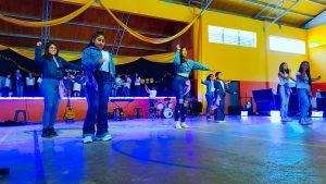 Emoción y Talento en Pisco Elqui: Niños de Paihuano Demuestran que el Inglés se Aprende Cantando