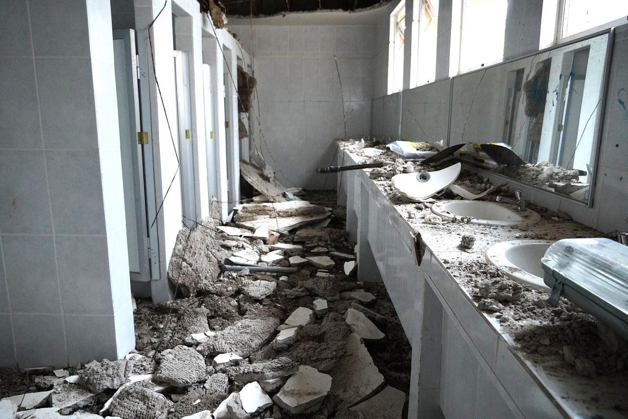 SLEP Elqui comenzó retiro de escombros y reparaciones en baños de Liceo Gabriela Mistral de La Serena