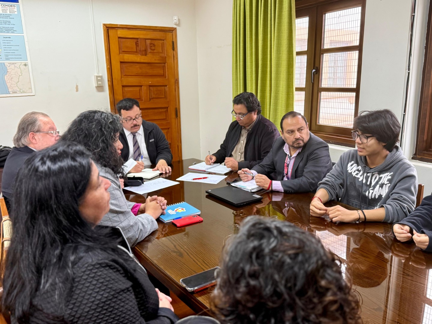Seremi de Educación se reúne con estudiantes del Christ School para fortalecer el diálogo y clarificar plazos del proceso