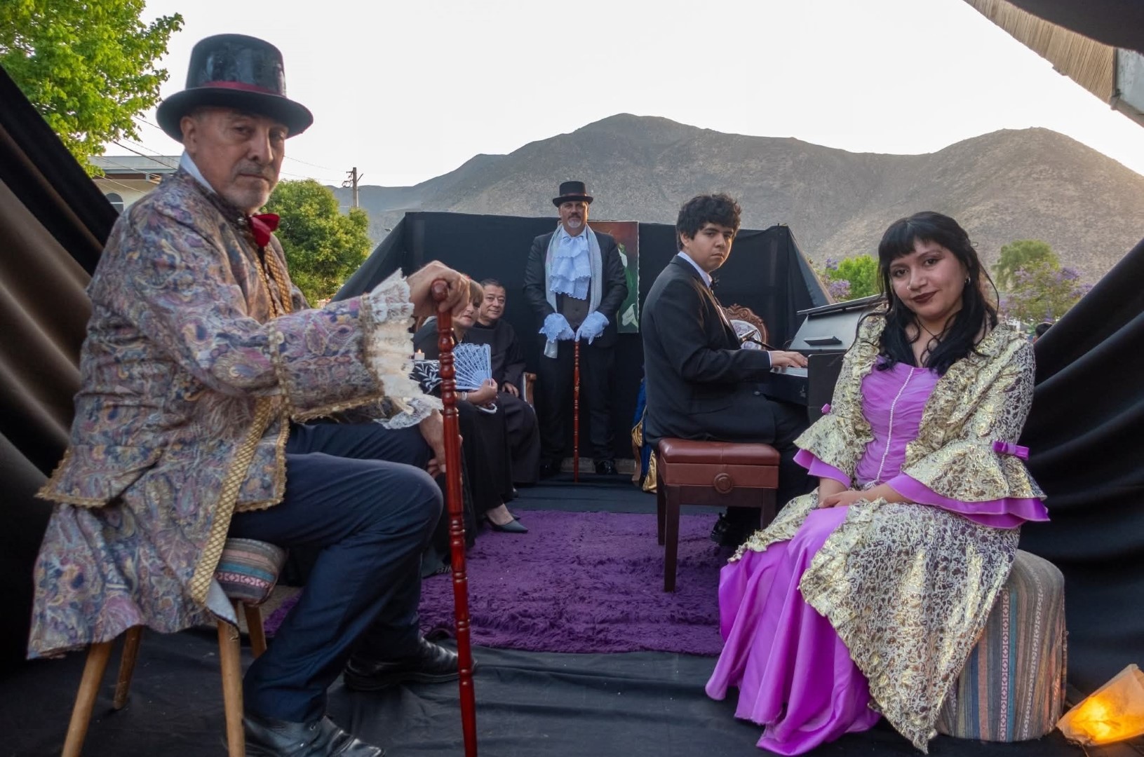 Socios y socias del Centro Cultural Santa Rosa Alto de Salamanca preparan los últimos detalles para recibir por primera vez a doña Matilde Salamanca en la Plaza de la ciudad