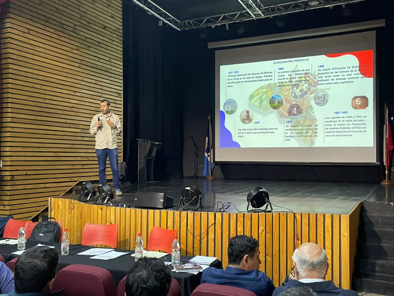 Autoridades del Agro entregan recursos a agricultores afectados por Mosca de la Fruta