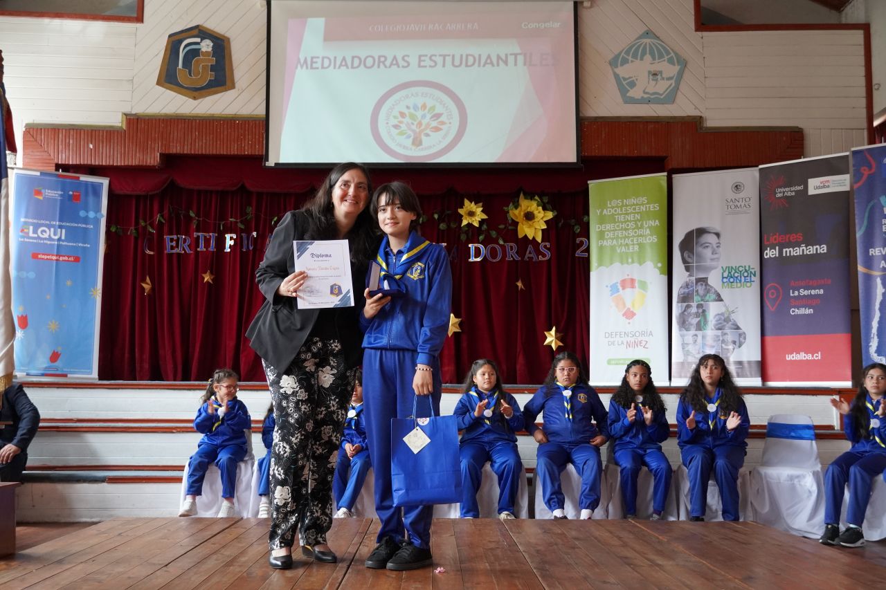 Colegio Javiera Carrera de La Serena certificó a Estudiantes Mediadoras de la Buena Convivencia Escolar