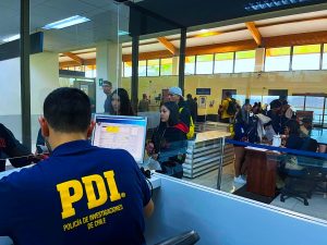 PDI desarrolla masivo control migratorio en aeródromo de La Serena