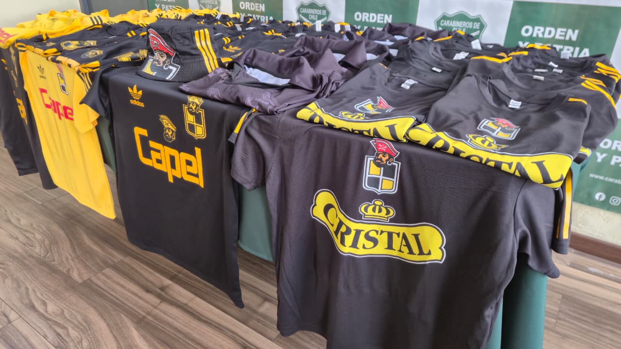 Piratearon al pirata Carabineros decomisa casi un centenar de camisetas falsas de Coquimbo Unido