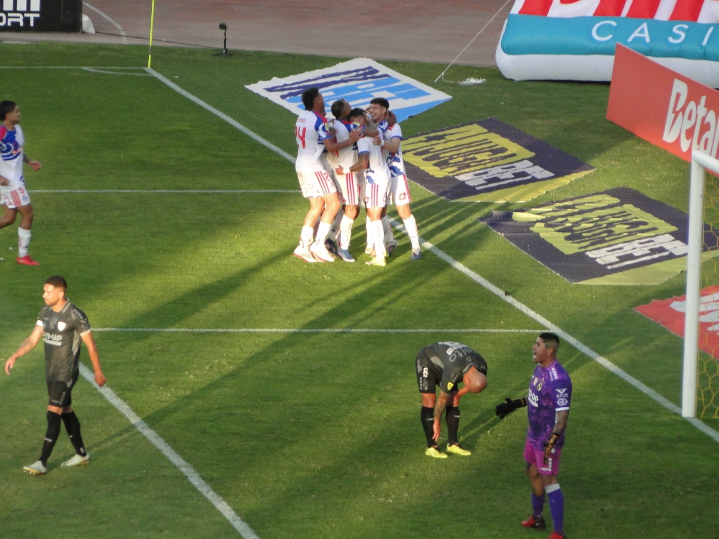 Coquimbo Unido paga caro su falta de finiquito y la U respira en el puerto