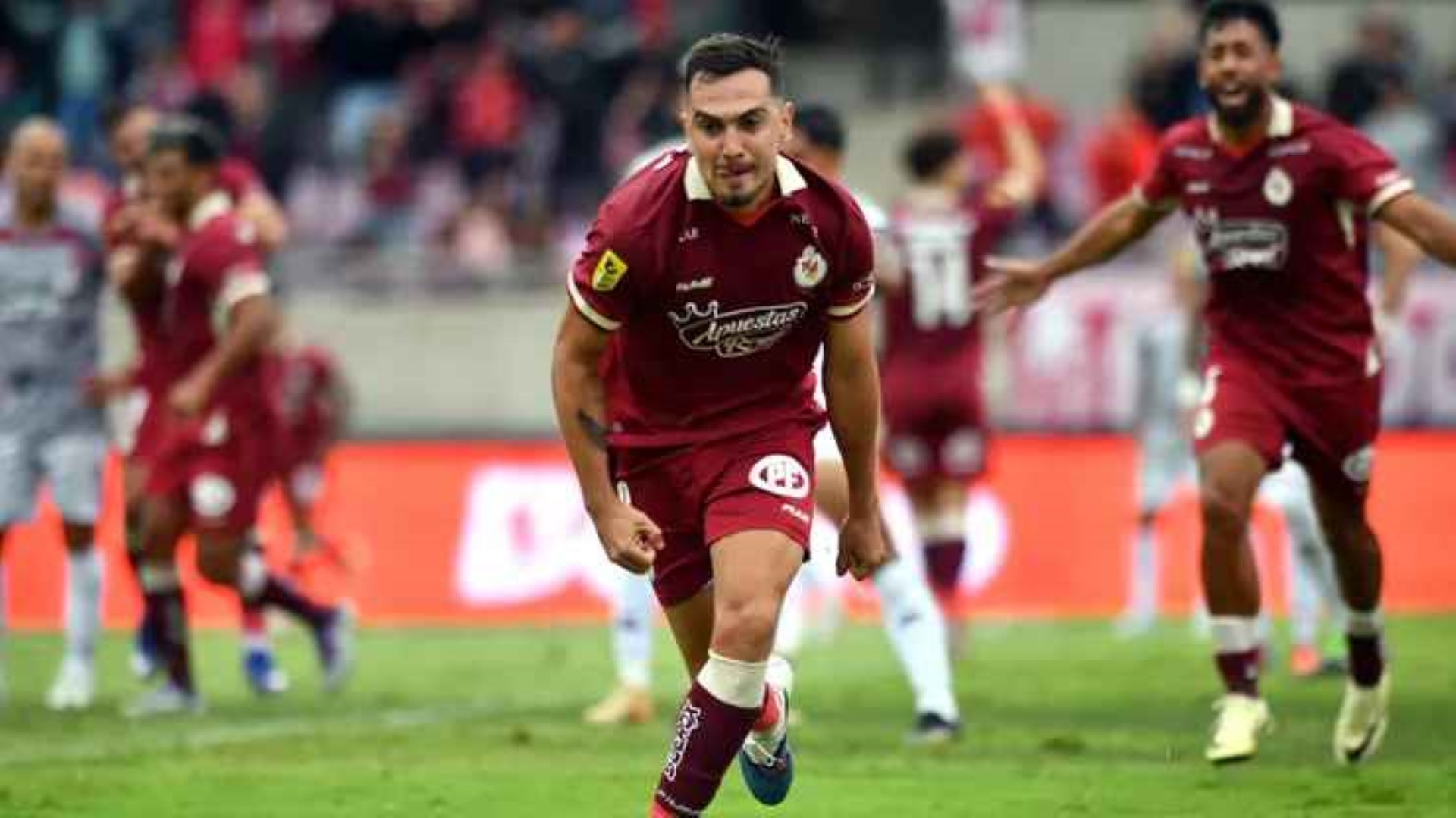 Los Granates se reencuentran con su gente y aplastan 3-0 a los Cementeros