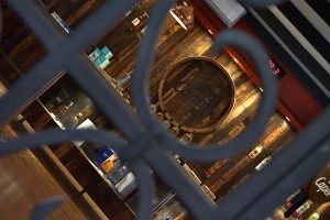 a la imagen adjunta agrega personas, visitando ese sitio especialemente turistas, tanto, europeos, chilenos, algunos sacándose selfies, otros desgustando tragos etc No agregues nada más o elementos que no salgan en la imagen adjuntas