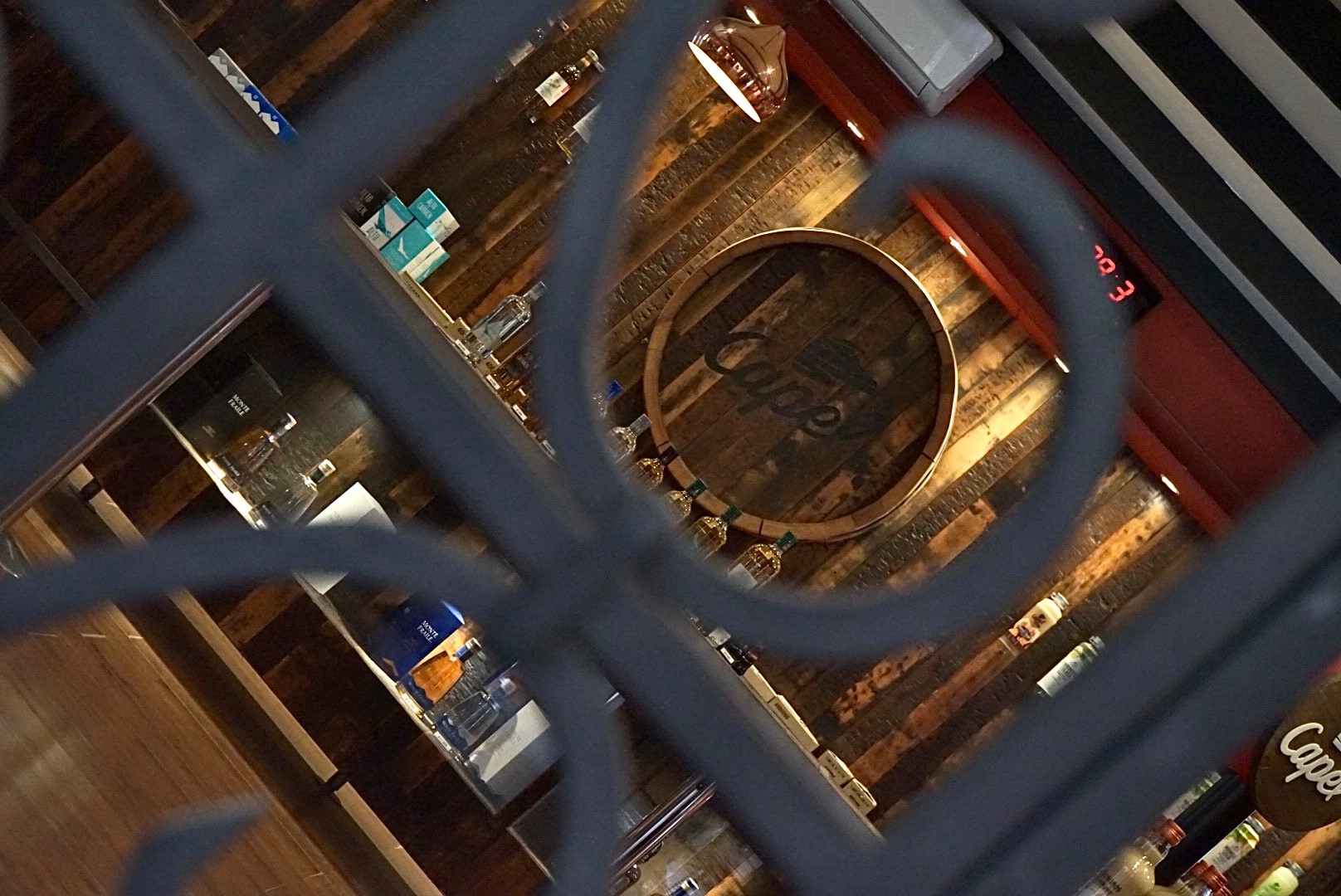 a la imagen adjunta agrega personas, visitando ese sitio especialemente turistas, tanto, europeos, chilenos, algunos sacándose selfies, otros desgustando tragos etc No agregues nada más o elementos que no salgan en la imagen adjuntas