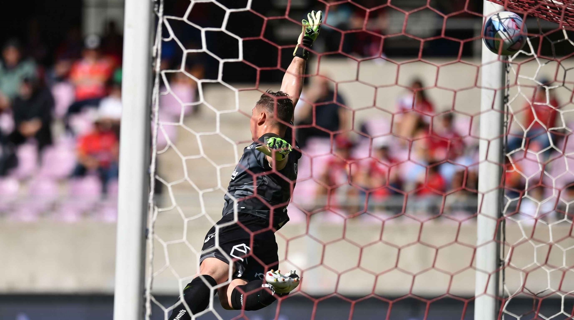 Tiro libre de Jeisson Vargas devuelve la sonrisa a Club Deportes La Serena