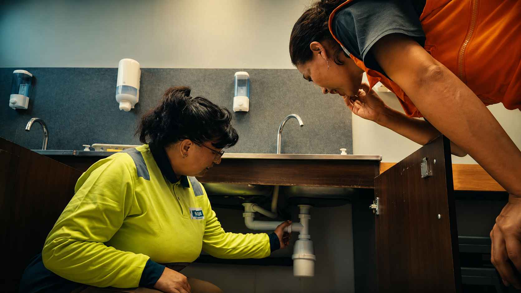 Mujeres certificadas en gasfitería invitan a sumarse a programa de Aguas del Valle en últimos días del proceso de postulación