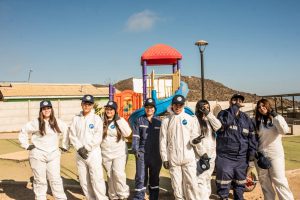 Jóvenes de Caleta Los Hornos y Dominga preparan a los vecinos de La Higuera para el invierno