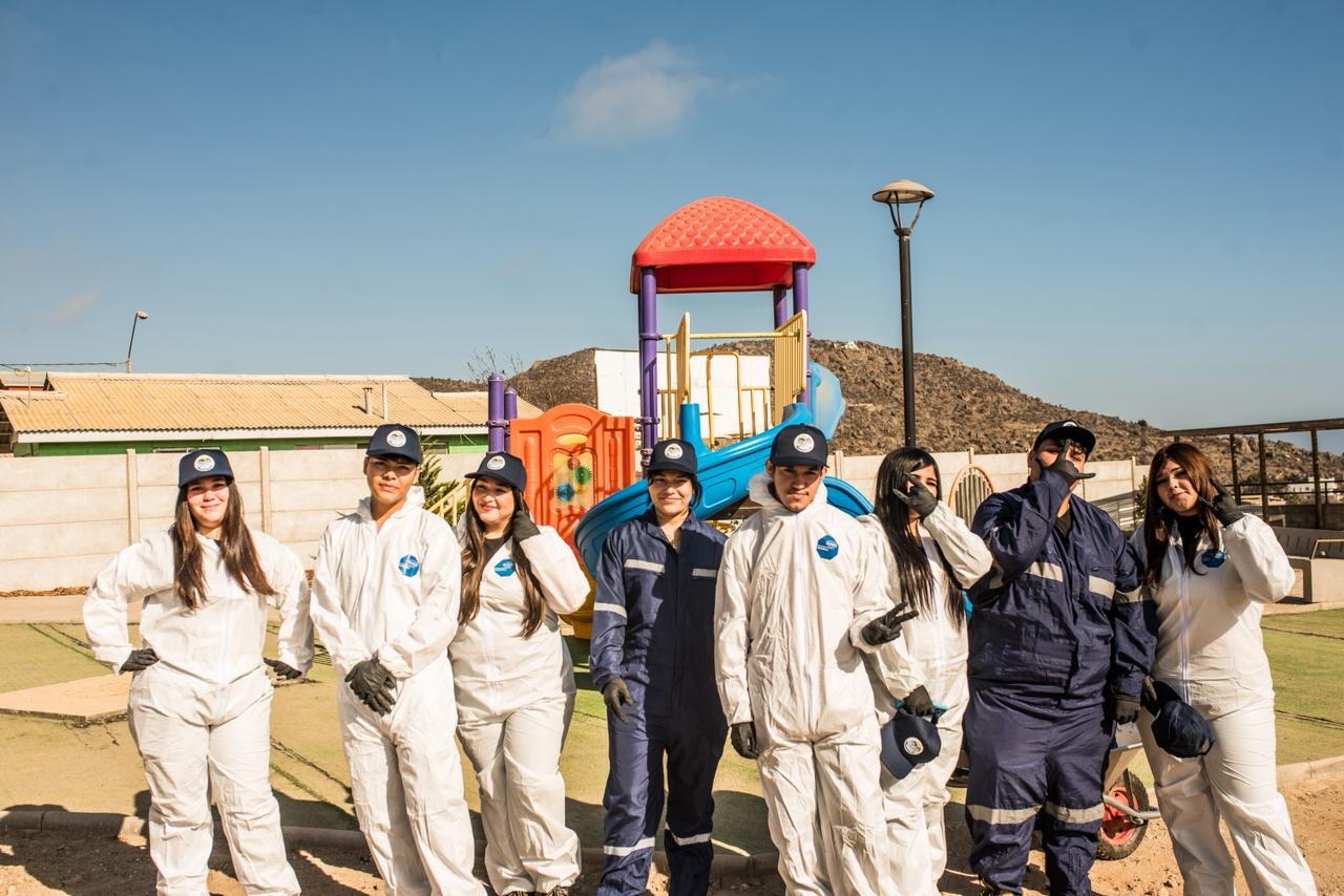Jóvenes de Caleta Los Hornos y Dominga preparan a los vecinos de La Higuera para el invierno