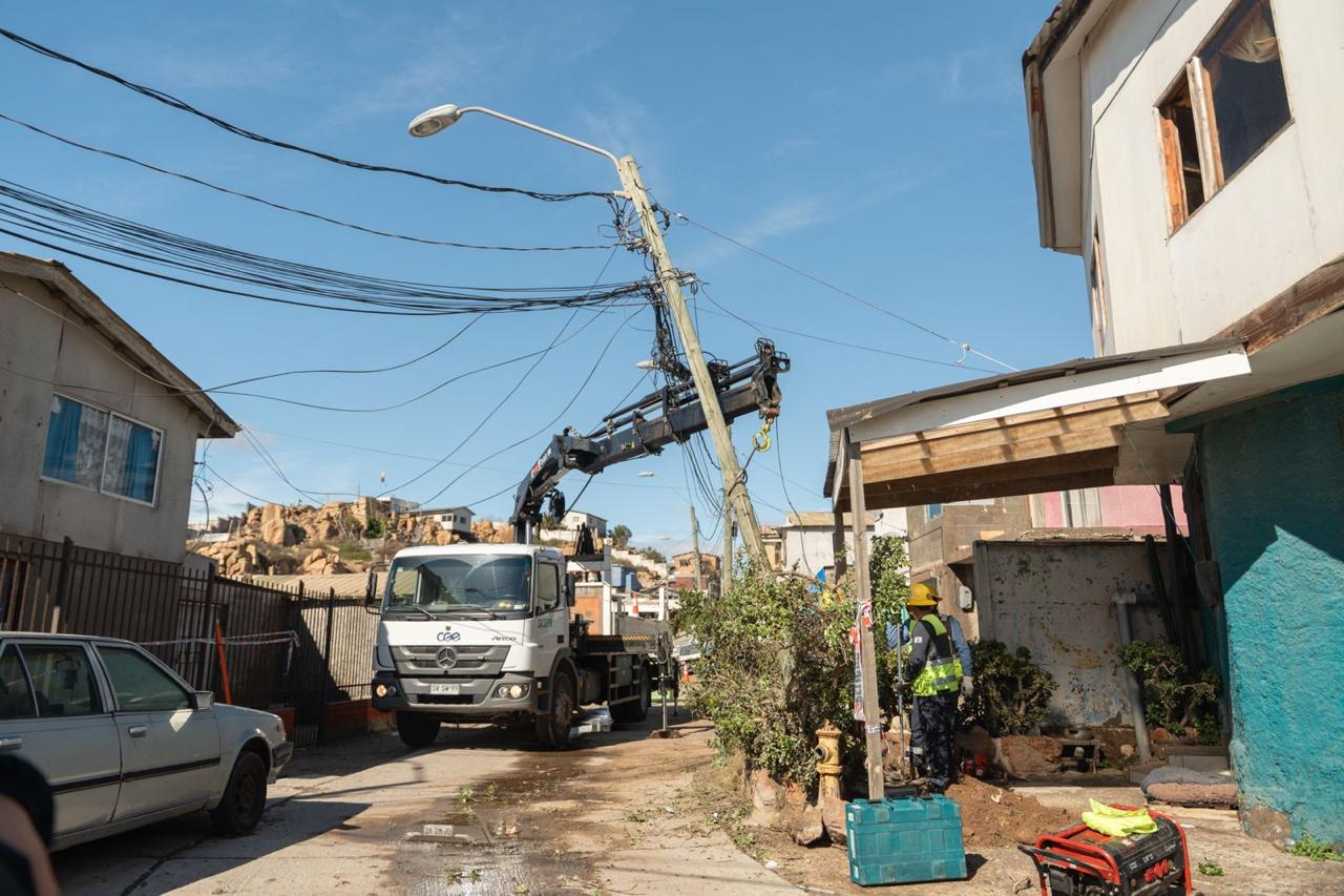 CGE despliega masivo operativo con más de 2 mil trabajadores redestinados desde todo el país y tres helicópteros para reparar severos daños en la región de Coquimbo