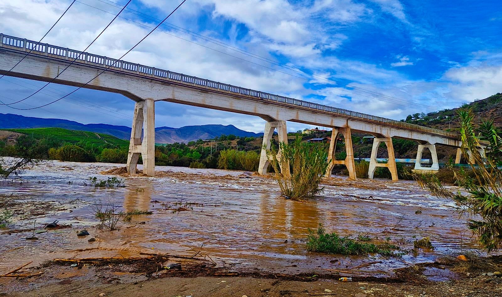 Desborde del embalse Recoleta ocasiona corte de emergencia en Ovalle