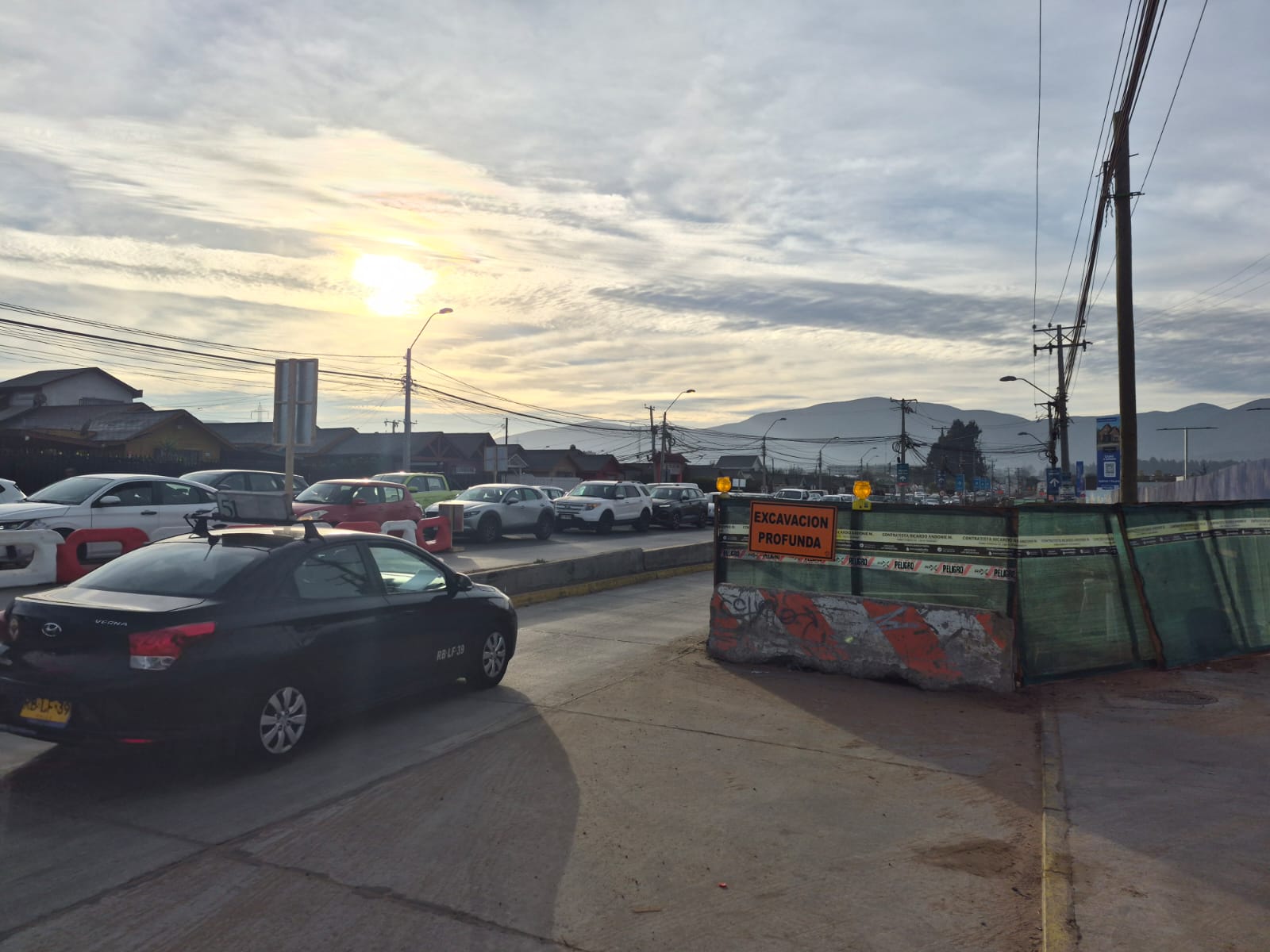 • Las obras consideran una inversión de $ 900 millones y contempla un cierre completo de la calzada sur en la intersección con Avenida Balmaceda. Aguas del Valle informó que las obras de renovación de la red de aguas servidas en calle Waldo Alcalde de Coquimbo (ingreso al camino hacia Huachalalume) presentan más de un 45% de avance. El subgerente zonal (s) de la sanitaria, Alejandro Salazar, señaló que “las obras se están desarrollando en los tiempos estimados, bajo la metodología de zanja abierta. Pedimos comprensión a los automovisilistas ya que debimos cerrar la calzada sur de Waldo Alcalde, en la intersección con Avenida Balmaceda, para avanzar con los trabajos, lo que se mantendrá por tres semanas”. Las obras contemplan una inversión superior a los $ 900 millones, en una extensión de 470 metros, beneficiando a cerca de mil familias del sector. Desde la sanitaria, esperan concluir las obras en la primera quincena de agosto. Actualmente los trabajos se encuentran debidamente señalizados. Además, se implementó un plan de desvíos de tránsito para camiones y buses que circulen de sur a norte por Avenida Balmaceda. Estos vehículos no podrán virar hacia Waldo Alcalde y deberán utilizar las calles Gerónimo Méndez y Los Talleres. La comunicación sobre los avances de la renovación se ha realizado directamente con los vecinos, dirigentes, locatarios y autoridades correspondientes. Para dudas o consultas, la comunidad puede contactarse con Aguas del Valle a través del Fono Servicio 600 400 4444 o al WhatsApp +569 9 900 03 25.