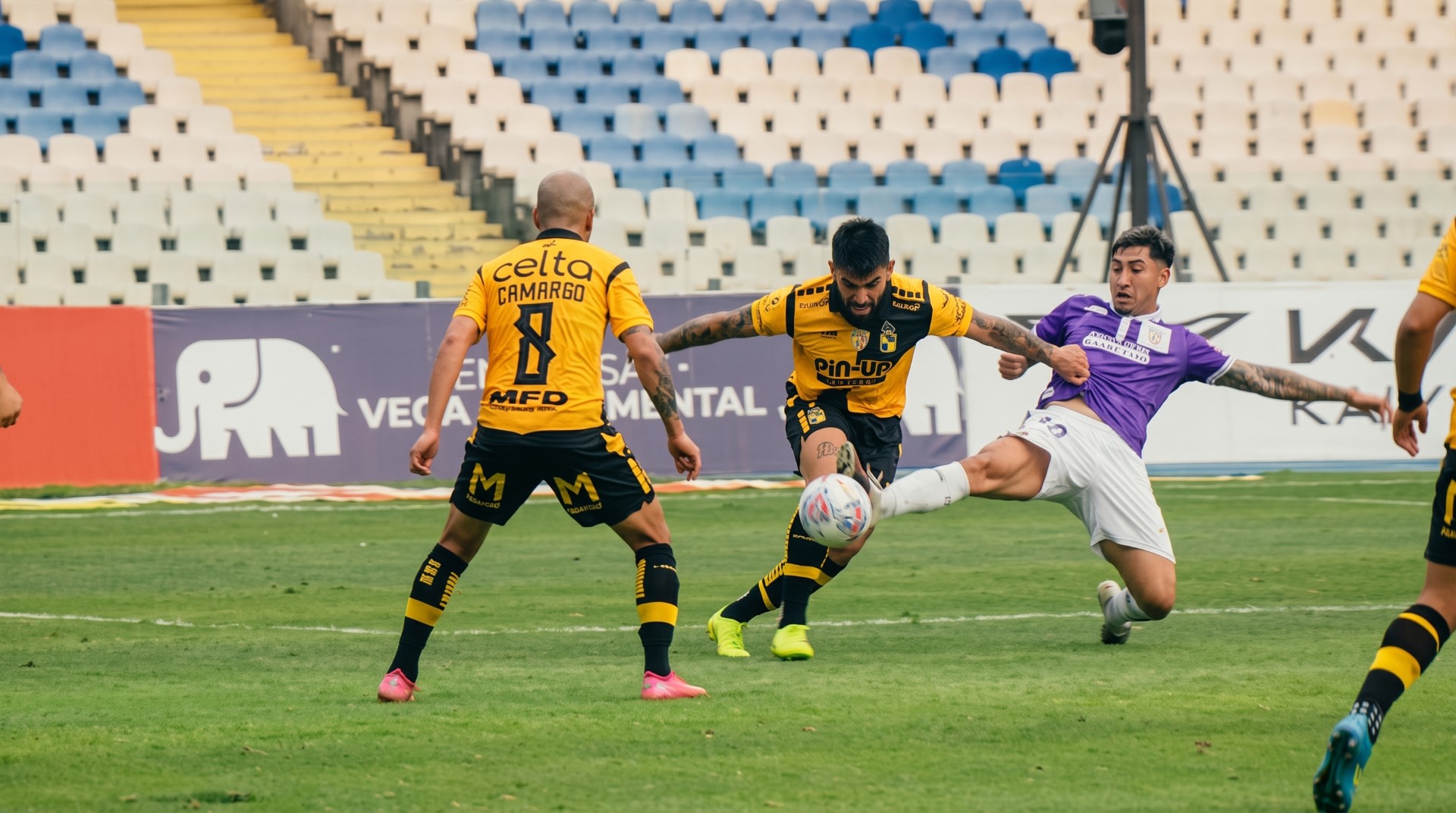 El Aurinegro rescata punto antes los Lilas con gol de Camargo