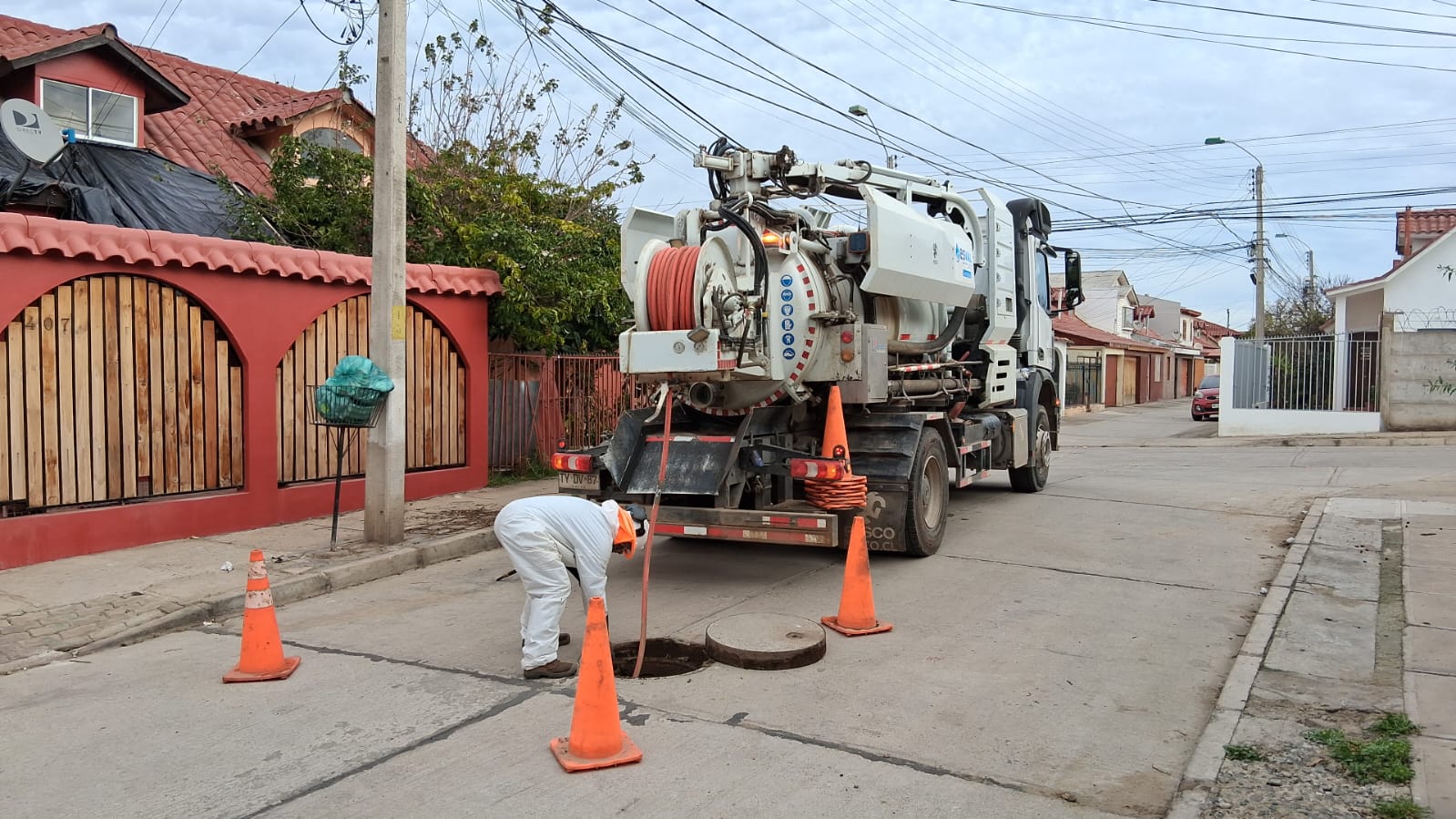 Aguas del Valle suma nueva maquinaria y limpia más de 20 kilómetros de colectores ante nuevos sistemas frontales