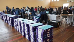 Más de mil estudiantes de la Educación Pública de La Serena reciben computadores que fortalecerán sus aprendizajes