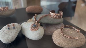 Últimos días para conocer “Huellas del cobre”, una exposición que transforma el arte en una oportunidad de aprendizaje y reinserción social