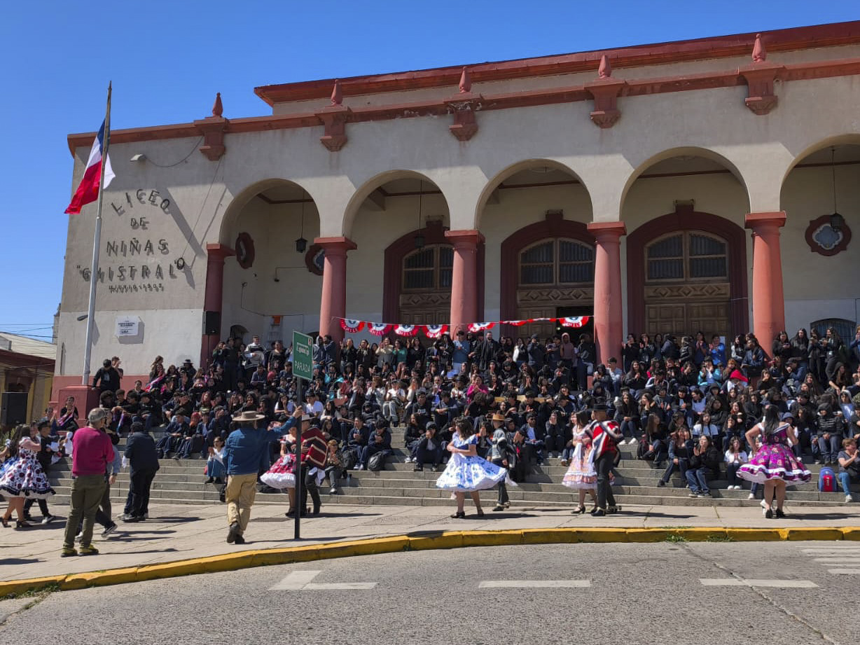 Liceo Gabriela Mistral da el vamos a las Fiestas Patrias con tradicional Esquinazo Dieciochero