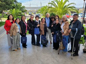 La iniciativa permitirá que 20 integrantes del Centro Armonía de la comuna de Coquimbo participen durante ocho semanas en clases de pregrado, promoviendo el aprendizaje y el encuentro entre generaciones. Veinte personas mayores del Centro Armonía de la Municipalidad de Coquimbo se convertirán en estudiantes integrándose a clases habituales de la Universidad del Alba sede La Serena. Esta iniciativa denominada Universidad de la Experiencia les permitirá adquirir conocimientos, integrándose junto a los alumnos de educación superior. Al respecto, el Seremi de Desarrollo Social y Familia de la Región de Coquimbo, Gonzalo Cortés Urra, destacó: “Estamos contentos junto con el SENAMA en este mes del adulto mayor porque estamos materializando sueños. Por mandato del Presidente, José Antonio Kast, tenemos que colocar a las personas al centro y en este mes qué mejor que poner a los adultos mayores al centro propiciando estos espacios de aprendizaje”. Por su parte, Loredana Yutronic, vicedecana de la Facultad de Ciencias de la Salud de la Universidad del Alba sede La Serena y directora del proyecto, explicó que “comienzan a asistir durante un periodo de ocho semanas a las clases que nosotros habitualmente impartimos y van a compartir el aula, el espacio de aprendizaje con nuestros estudiantes de pregrado. Este es un proyecto innovador, pionero en la región”. En tanto, la coordinadora regional del Servicio Nacional del Adulto Mayor (SENAMA), Mirta Barrios, valoró este “espacio para las personas mayores, feliz y orgullosa de que se inicie este programa piloto, instancia en donde nunca se termina de aprender, en donde se entregan las herramientas, y va muy de la mano por nuestra visión, que es un envejecimiento digno, activo y saludable”. Junto con los contenidos de las clases, se espera que la experiencia propicie el intercambio de conocimientos, vivencias y perspectivas entre las personas participantes. El proyecto busca fortalecer el trabajo conjunto entre diferentes instituciones para generar instancias que propicien fomentar la independencia, la autovalencia y la participación activa de las personas mayores. Rebeca Lezana es una de las personas mayores que participará en las carreras de kinesiología y nutrición. Tras la bienvenida, manifestó su entusiasmo: “Estoy tan agradecida, tan contenta, porque permite que estemos acá viviendo esto hoy. ¿Qué me motivó? Es un pendiente en la vida mía. Y le he preguntado a muchas compañeras qué las motivó y me dicen lo mismo. Es algo que uno postergó, pero que ahora la vida te da este permiso de decir, puedo darme este tiempo”. En este sentido, Shelda Ascencio, encargada de la Oficina del Adulto Mayor de la Municipalidad de Coquimbo señaló que “para nosotros este es un hito con las personas mayores que atendemos y es una emoción enorme. Una de las cosas que buscamos en la vejez, es dignificarla, tener esta posibilidad y esta vinculación con el medio”. La puesta en marcha de esta iniciativa destaca la importancia de impulsar espacios de participación y aprendizaje que reconozcan el aporte del diálogo entre generaciones, especialmente en octubre, cuando se conmemora el mes de las personas mayores.